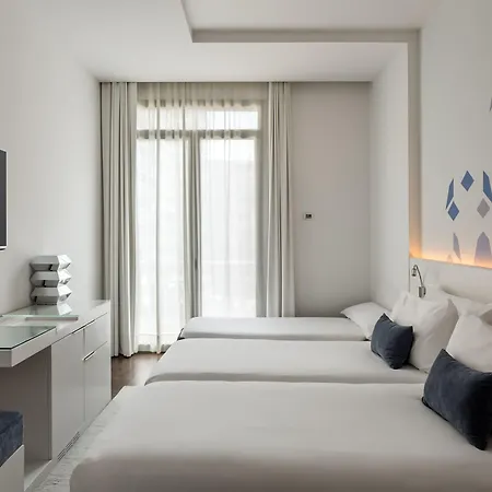 Mate Carla, Hotel
